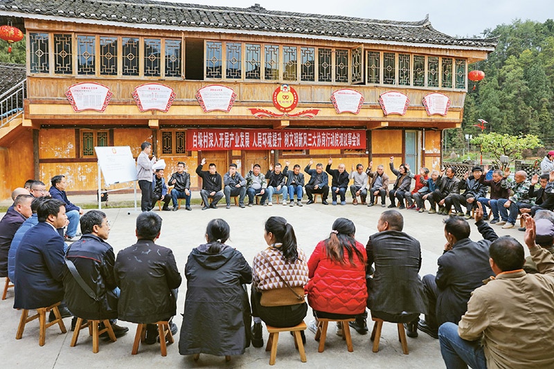 圖為2023年4月6日，貴州省黔東南苗族侗族自治州施秉縣白垛鄉(xiāng)白垛村村民在討論產(chǎn)業(yè)發(fā)展、人居環(huán)境提升、鄉(xiāng)村文明建設(shè)相關(guān)事宜。 人民圖片 磨桂賓/攝