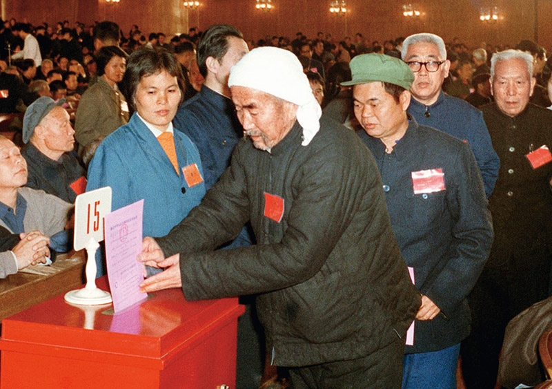 我國現(xiàn)行憲法于1982年12月4日由第五屆全國人大第五次會議通過并公布施行。根據(jù)改革開放和社會主義現(xiàn)代化建設(shè)的實踐和發(fā)展，全國人大于1988年、1993年、1999年、2004年、2018年先后5次作出必要的、也是十分重要的修正。圖為出席第五屆全國人民代表大會第五次會議的代表投票表決《中華人民共和國憲法》（資料照片）。 新華社發(fā)