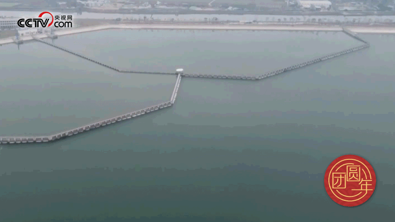 △西江潛地行，潤澤大灣區(qū)。珠江三角洲水資源配置工程西起廣東佛山順德西江干流鯉魚洲，穿越獅子洋，東至深圳公明水庫，是世界上流量最大的長距離有壓調(diào)水工程。