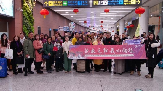 2月11日，一批馬來(lái)西亞游客抵達(dá)沈陽(yáng)桃仙國(guó)際機(jī)場(chǎng)。新華社發(fā)