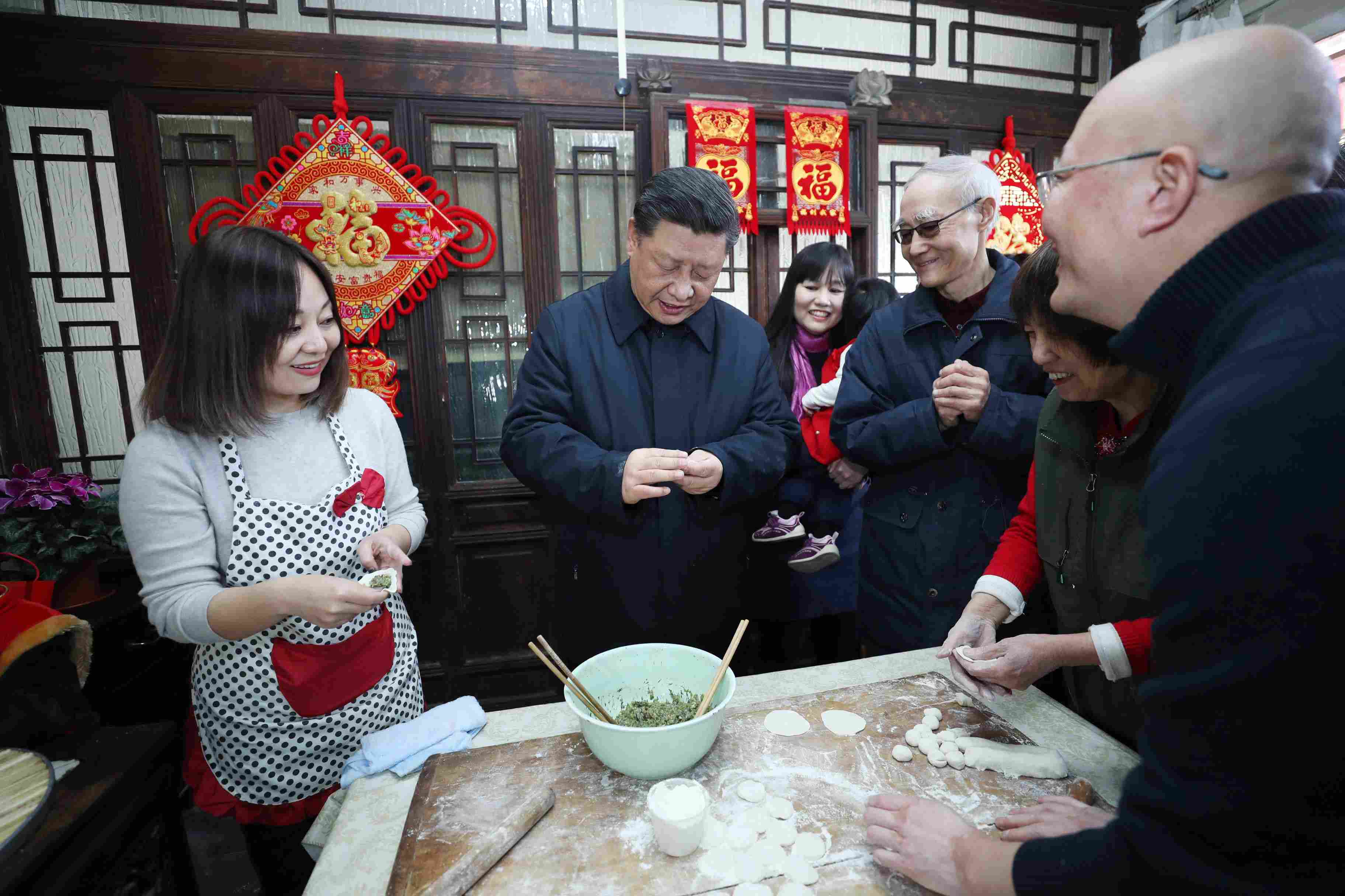 △ 2019年2月1日，習(xí)近平總書記在北京前門東區(qū)草廠四條胡同，同朱茂錦一家人包餃子、聊家常。