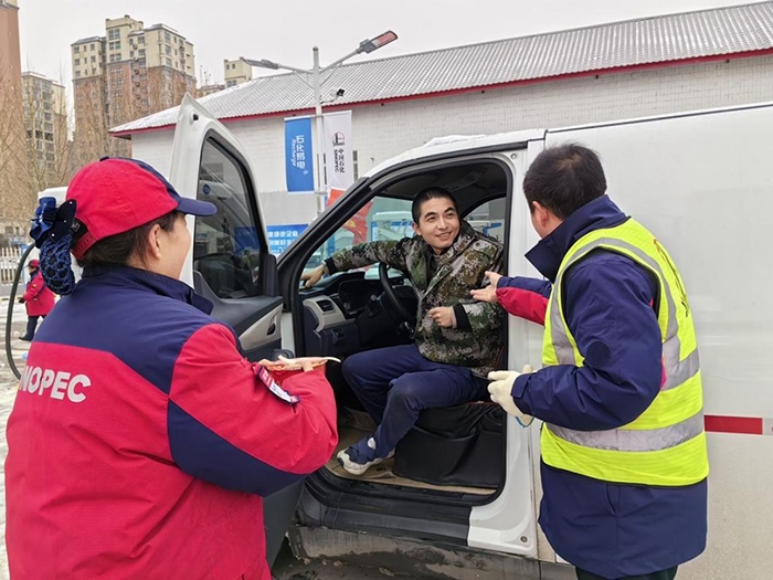加能站員工為雪天到站充電的司機(jī)送來泡面并邀請(qǐng)他到站里休息。受訪者供圖