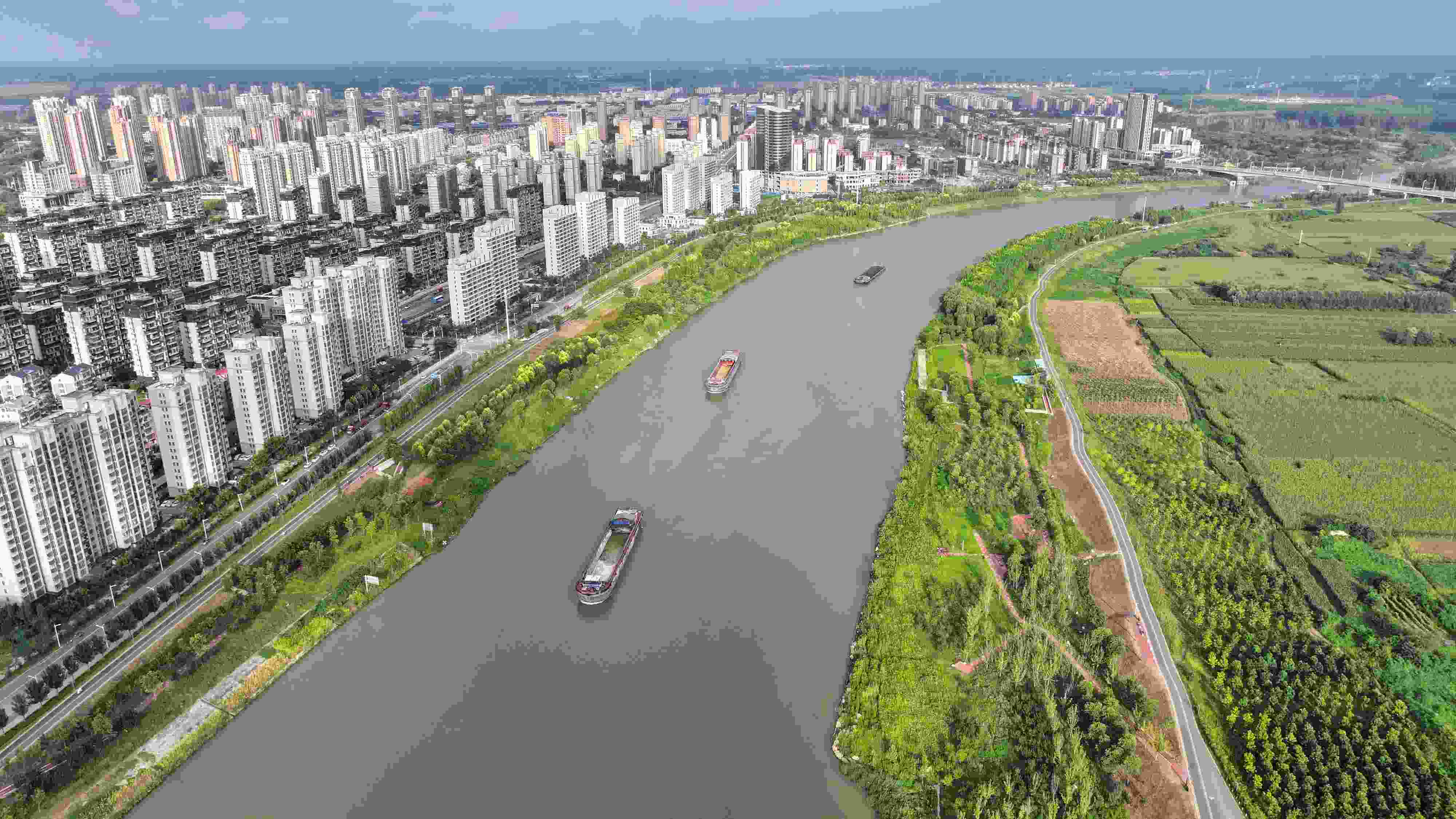 △ 2023年8月21日，安徽阜陽，初秋時節(jié)，界首城市建設(shè)與沙潁河水系、橋梁和綠植相映襯，構(gòu)成一幅生態(tài)宜居的美麗畫卷。