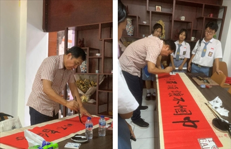 茍皓東展示中國書法藝術(shù)。巴陵康孔子學(xué)院供圖