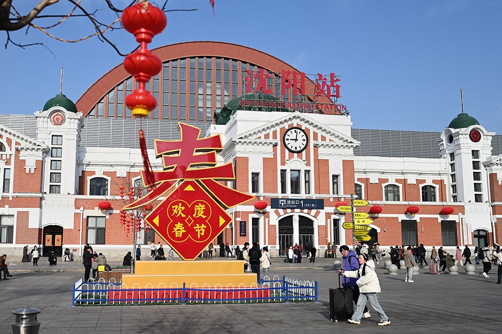 △ 2024年2月17日，沈陽站，人們拉著大大小小的行李箱，踏上了龍年新征程。
