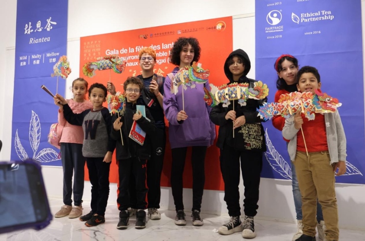 孩子們拿著元宵彩燈合影。拉巴特中國(guó)文化中心供圖
