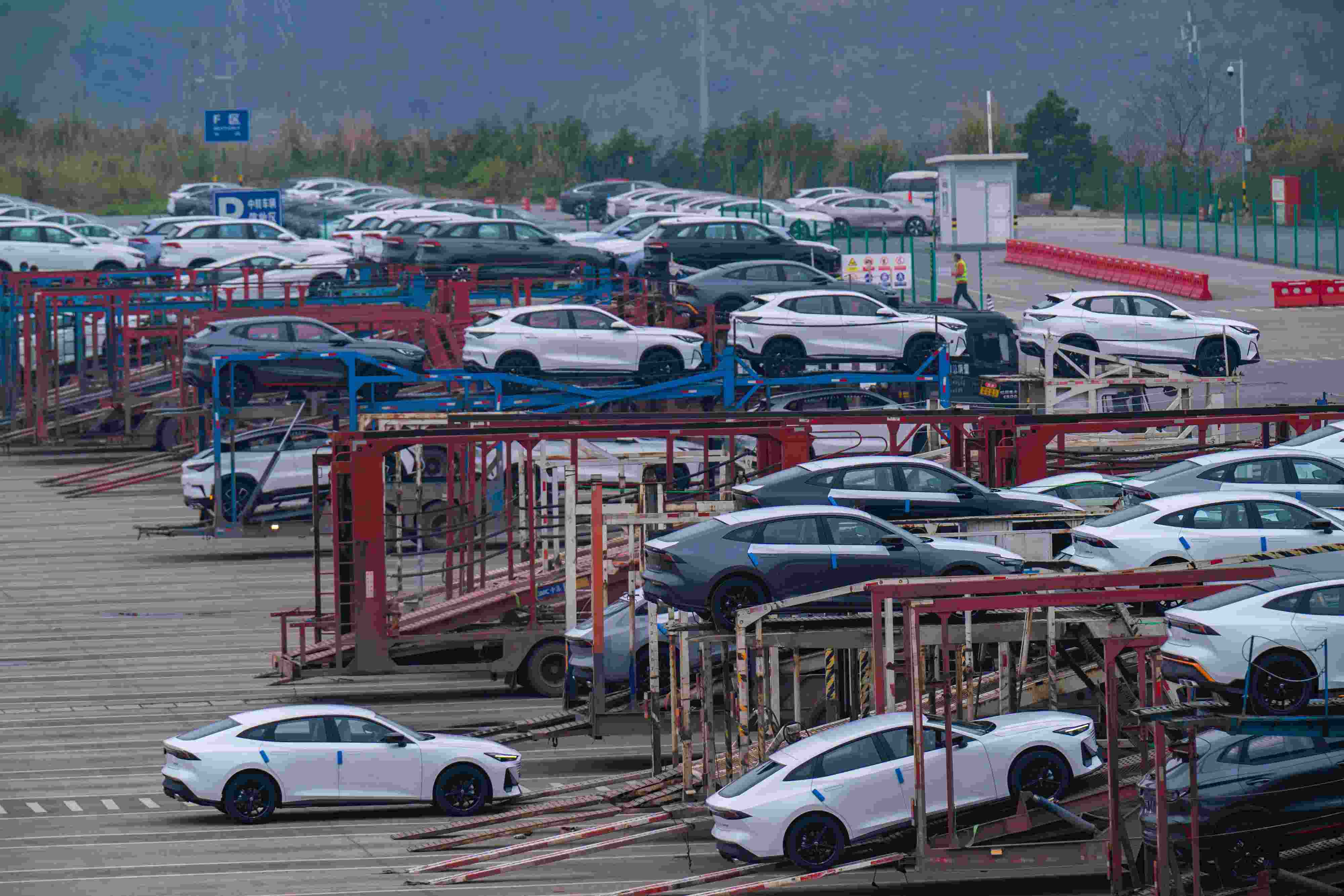 2024年2月25日，重慶江北區(qū)某汽車整車分撥中心，一排排汽車整裝待發(fā)。