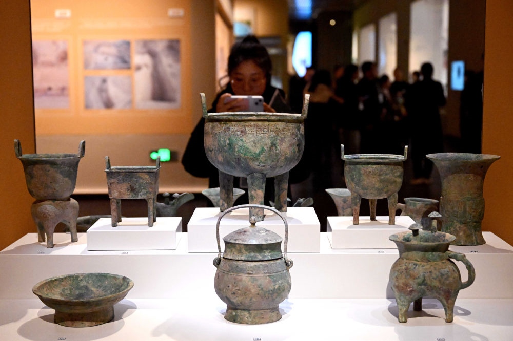 2月26日，參觀者在河南安陽殷墟博物館新館內(nèi)拍攝展品。