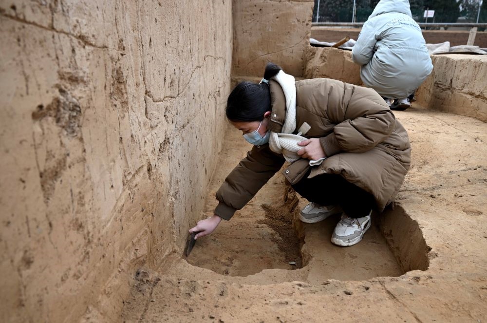 工作人員在殷墟王陵遺址進行發(fā)掘作業(yè)（2月24日攝）。