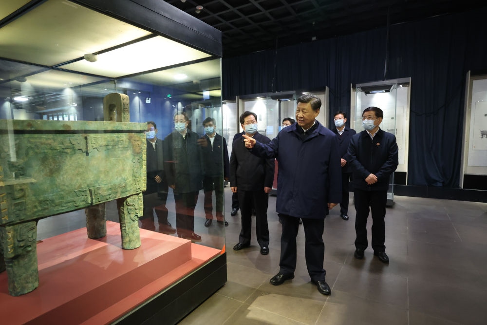 2022年10月28日下午，習近平在安陽市殷墟博物館考察。新華社記者 鞠鵬 攝