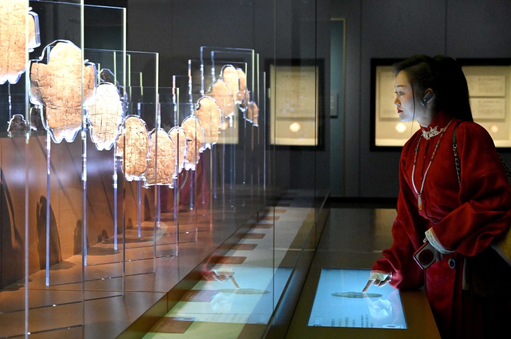 2月26日，參觀者在河南安陽殷墟博物館新館內(nèi)觀看展出的刻辭卜甲。