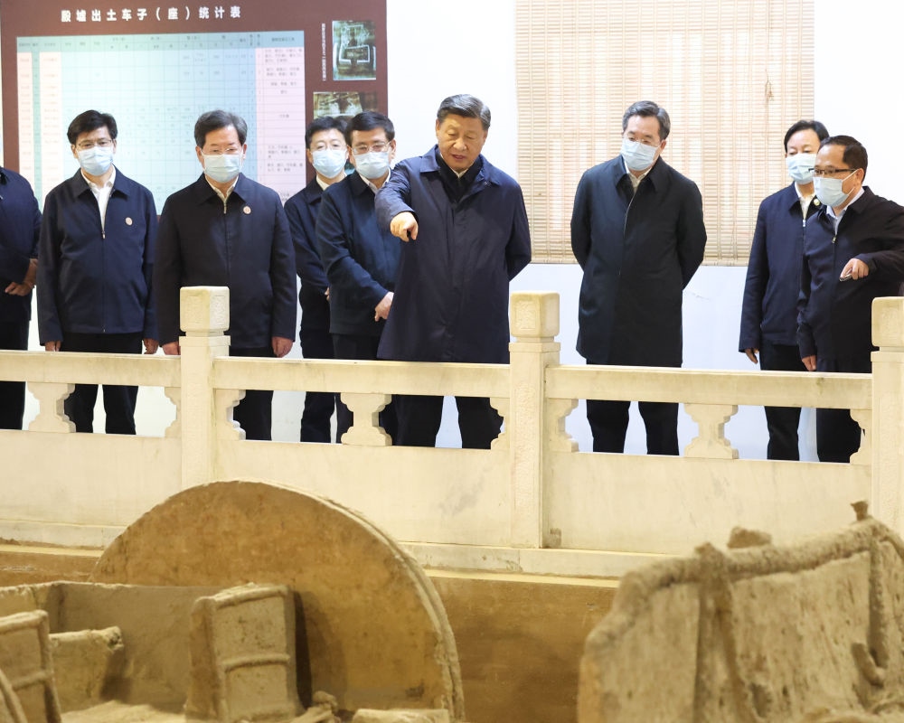 2022年10月28日下午，習近平在安陽市殷墟遺址考察。新華社記者 丁林 攝