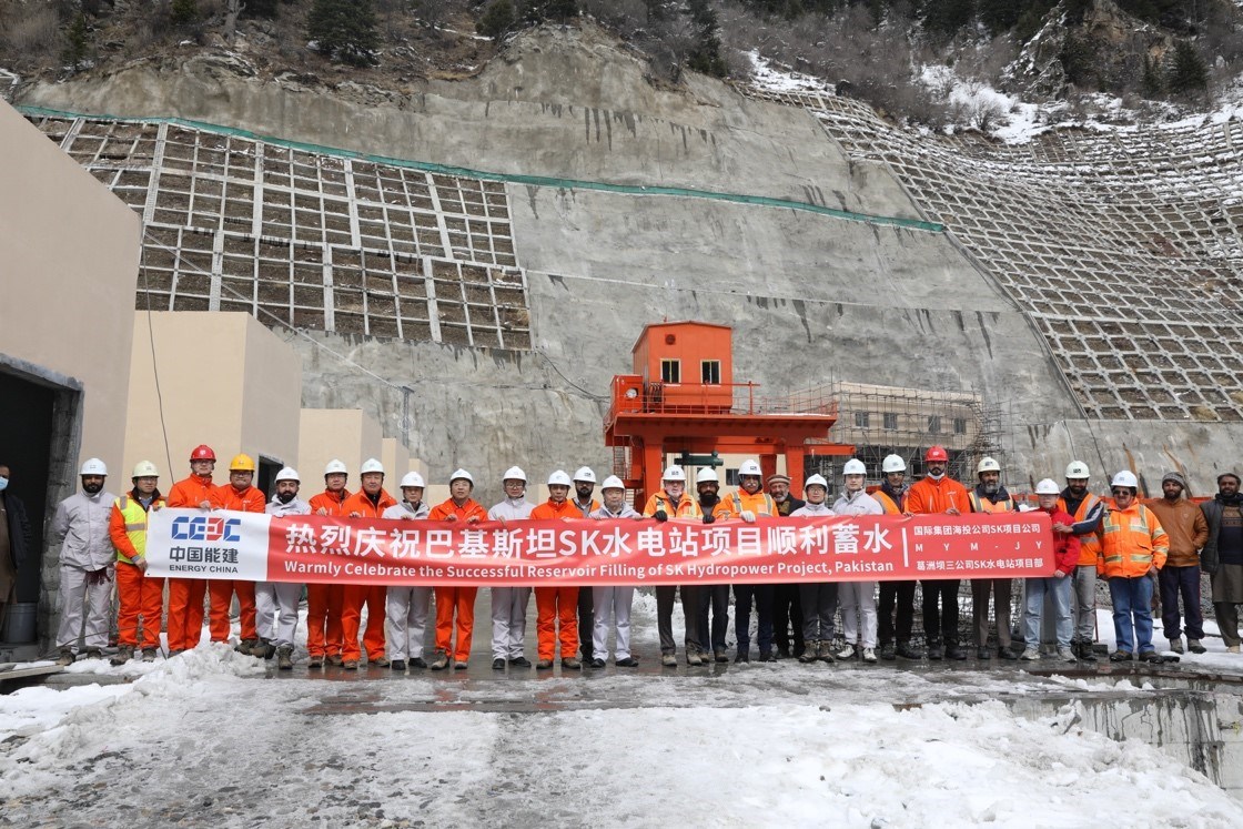 中巴建設(shè)者共同慶祝蘇吉吉納里水電站順利啟動(dòng)蓄水工作。中國(guó)能建葛洲壩集團(tuán)供圖