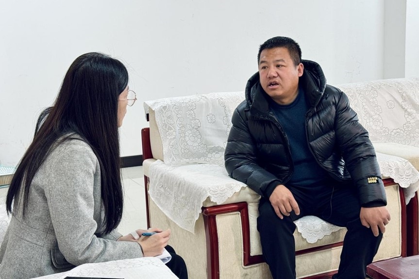 人民網(wǎng)記者采訪“在水一方”小區(qū)住戶。人民網(wǎng) 高清揚(yáng)攝
