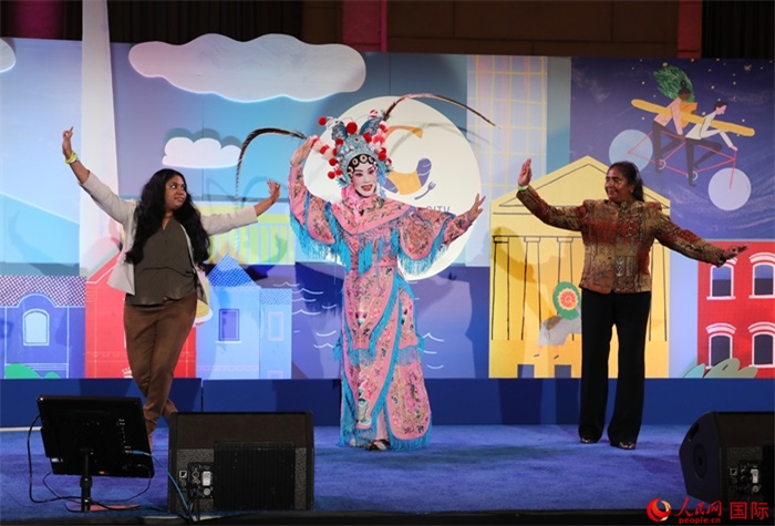當(dāng)?shù)厝A人京劇社團(tuán)的青年演員現(xiàn)場(chǎng)表演京劇選段，并與現(xiàn)場(chǎng)觀眾近距離互動(dòng)。人民網(wǎng)記者 李志偉攝