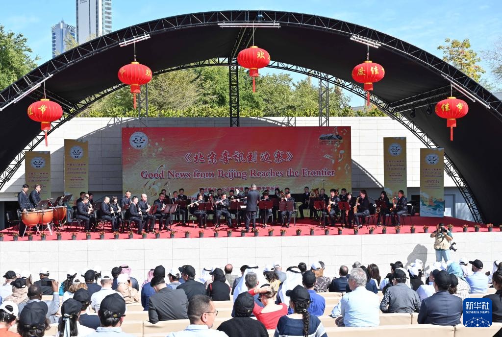 3月9日，在科威特首都省賈比爾文化中心，人們欣賞中國樂隊(duì)帶來的中國曲目。新華社發(fā)（阿薩德攝）