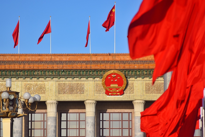 2024年3月8日，北京上空現(xiàn)“兩會(huì)藍(lán)”，人民大會(huì)堂前紅旗飄揚(yáng)。