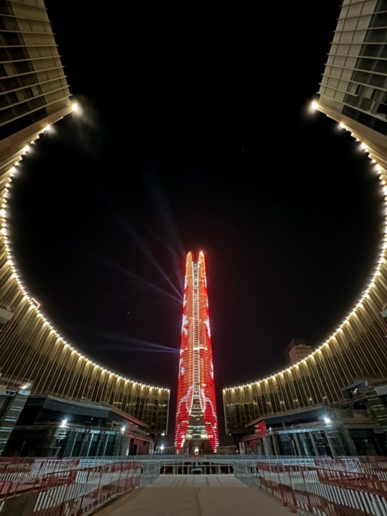  2024年2月9日，埃及開羅以東建設(shè)中的埃及新行政首都中央商務(wù)區(qū)項目上演燈光秀，迎接龍年春節(jié)。新華社發(fā)（黎炳宏攝）