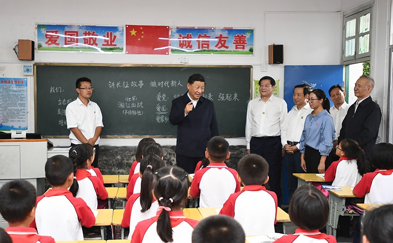 2020年9月16日，習(xí)近平總書記在湖南省郴州市汝城縣文明瑤族鄉(xiāng)第一片小學(xué)，同正在上思政課的同學(xué)們親切交流。