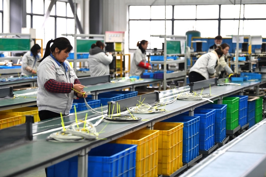 2022年2月16日，工作人員在安徽省滁州市汊河軌道交通裝備產(chǎn)業(yè)園的一家軌道交通裝備企業(yè)生產(chǎn)線(xiàn)上忙碌。安徽省滁州市來(lái)安縣汊河鎮(zhèn)地處皖蘇交界，緊鄰南京市江北新區(qū)。近年來(lái)，來(lái)安縣成為承接南京產(chǎn)業(yè)轉(zhuǎn)移的前沿陣地，汊河這個(gè)曾經(jīng)的傳統(tǒng)農(nóng)業(yè)小鎮(zhèn)緊抓機(jī)遇，開(kāi)始深度融入長(zhǎng)三角，參與產(chǎn)業(yè)協(xié)作分工。產(chǎn)業(yè)園吸引了越來(lái)越多長(zhǎng)三角地區(qū)軌道交通企業(yè)入駐，形成了鐵路客車(chē)、城際軌道零部件研發(fā)、生產(chǎn)、銷(xiāo)售的產(chǎn)業(yè)集群。