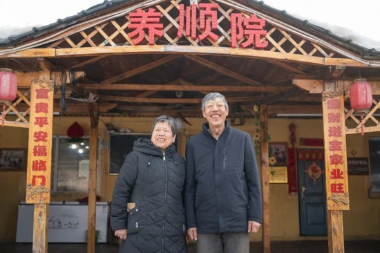 在伊春市友好區(qū)，伊春森工上甘嶺林業(yè)局有限責(zé)任公司溪水林場(chǎng)分公司退休職工劉養(yǎng)順（右）和老伴楊秋娥在自家農(nóng)家院中（3月13日攝）。新華社記者 謝劍飛 攝