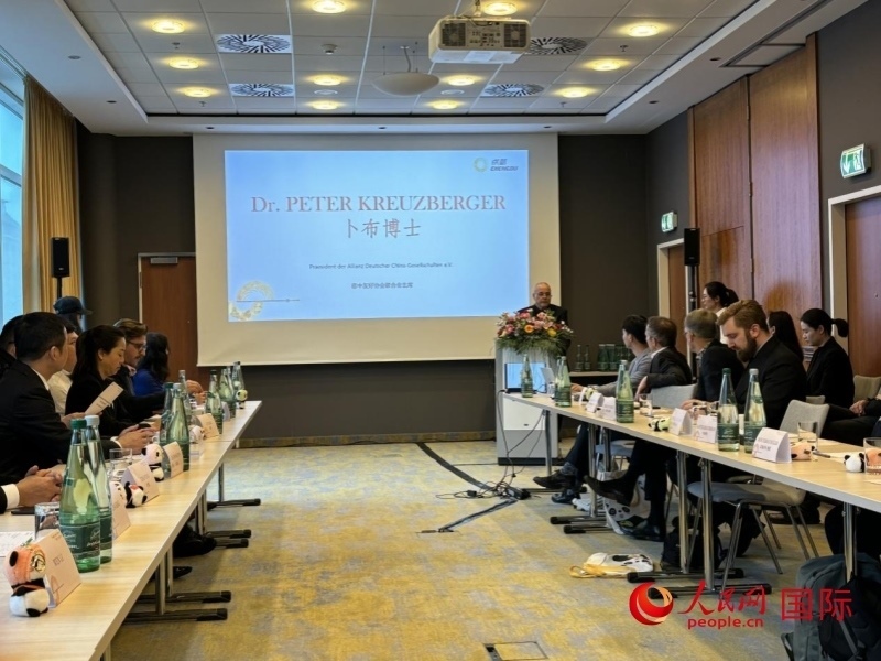 在成都文化旅游（柏林）推介座談會上，德中友好協(xié)會聯(lián)合會主席卜布致辭。人民網(wǎng)記者張慧中攝