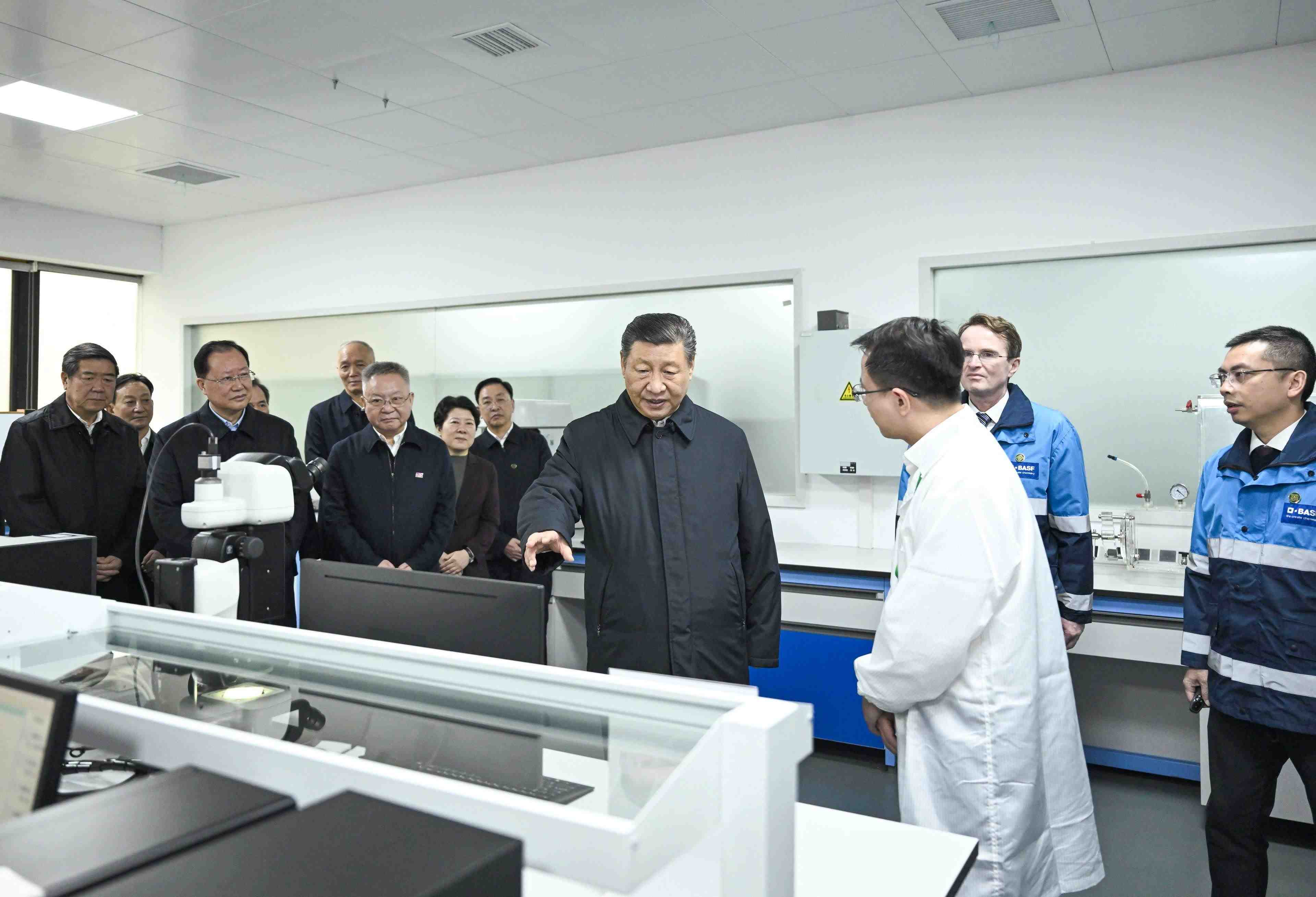 △3月18日，正在湖南長沙考察的習近平總書記來到巴斯夫杉杉電池材料有限公司，聽取當?shù)丶涌彀l(fā)展新質(zhì)生產(chǎn)力、擴大高水平對外開放等情況介紹，察看企業(yè)產(chǎn)品展示，了解材料性能測試情況和電池生產(chǎn)流程。