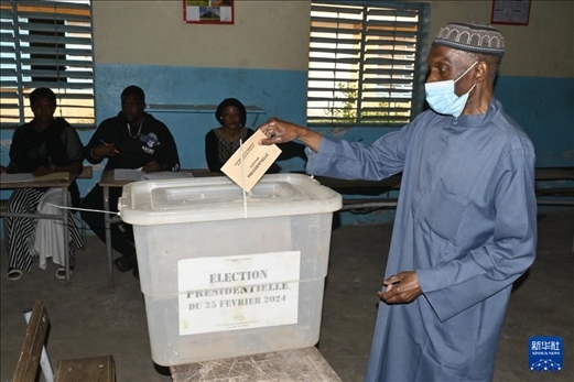 3月24日, 選民在塞內(nèi)加爾首都達(dá)喀爾的一處投票站投票。新華社發(fā)（登巴·蓋伊攝）