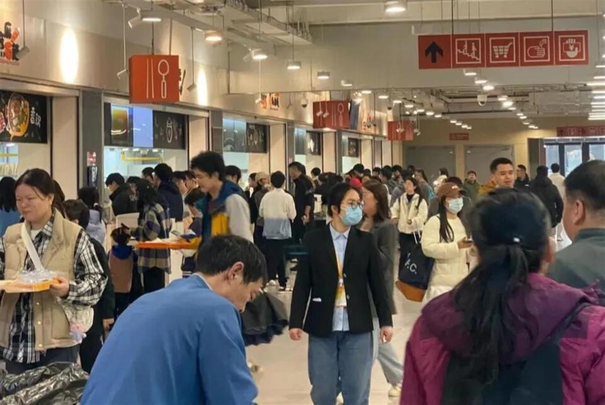 Ａ復旦大學食堂因外來“干飯人”太多.jpg
