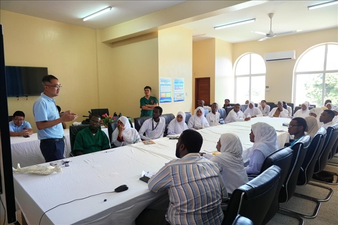 韋長(zhǎng)群醫(yī)生進(jìn)行中醫(yī)講座。中國(guó)援桑醫(yī)療隊(duì)供圖