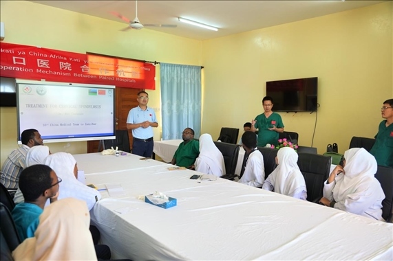 隊(duì)長(zhǎng)蔣國(guó)慶和韋長(zhǎng)群醫(yī)生一起解答問(wèn)題。中國(guó)援桑醫(yī)療隊(duì)供圖