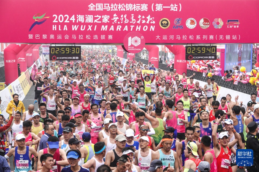 3月24日，參賽選手在3小時(shí)內(nèi)完賽。2024無錫馬拉松共有3423人“破三”（3小時(shí)內(nèi)完賽），這也創(chuàng)造了國內(nèi)單場(chǎng)賽事“破三”的新高。新華社記者 楊磊 攝