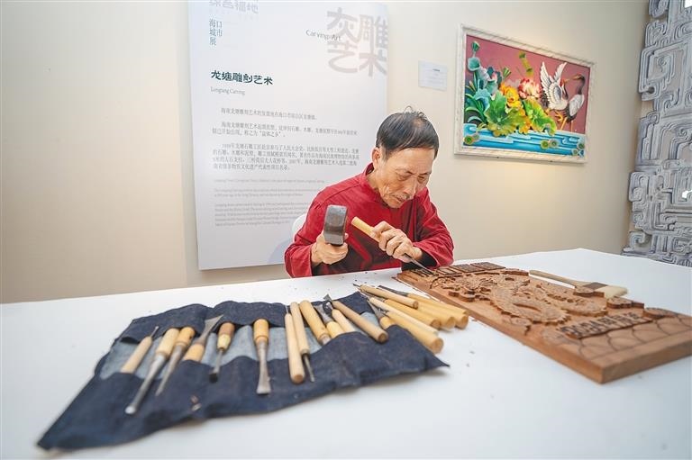 △2024年3月25日，在博鰲東嶼島文化公園?？诔鞘姓宫F(xiàn)場，非遺傳承人展演龍?zhí)恋窨趟囆g(shù)。