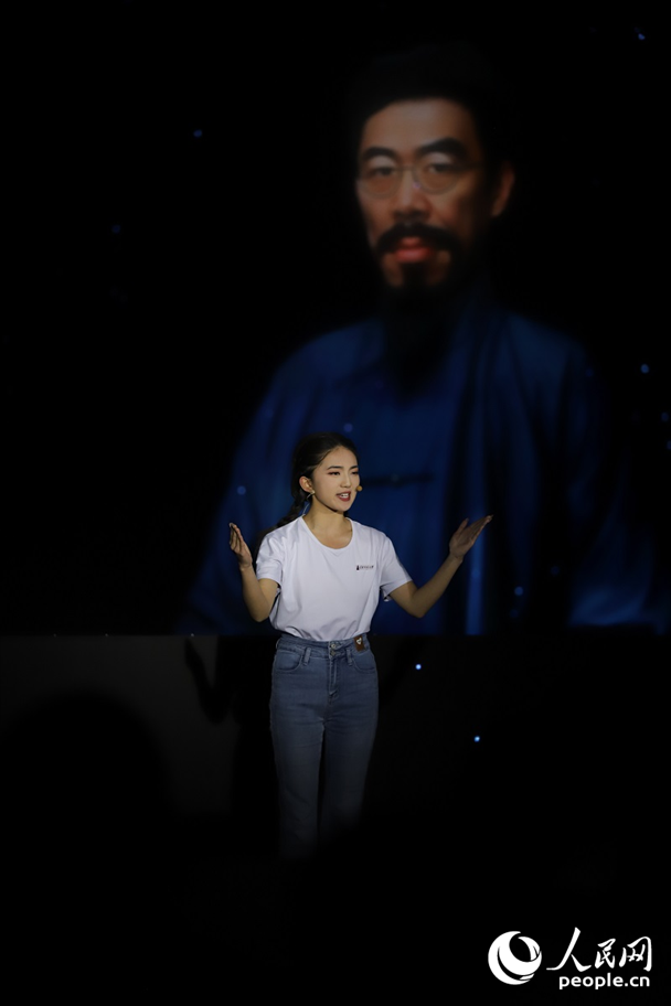 數(shù)字人“聞一多”與青年學(xué)生隔空對(duì)話。人民網(wǎng)記者 李發(fā)興攝