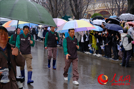 飼養(yǎng)員姜哲遠和宋永寬為“福寶”開路送行。人民網(wǎng) 李帆攝