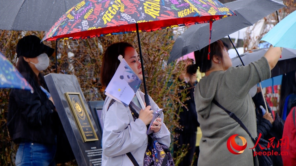 粉絲注視“福寶”車輛，滿眼不舍。 人民網(wǎng) 李帆攝