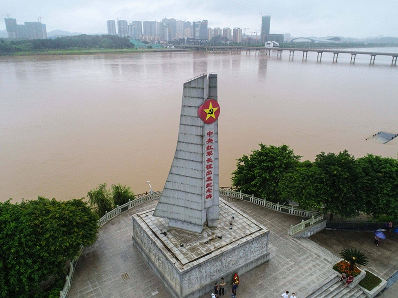 這是位于江西省于都縣的中央紅軍長(zhǎng)征出發(fā)紀(jì)念碑。