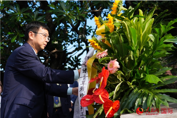 中國駐菲律賓使館周志勇臨時代辦一行向菲律賓華僑抗日烈士紀念碑、烈士墓等敬獻花圈。人民網(wǎng)記者 樊帆攝