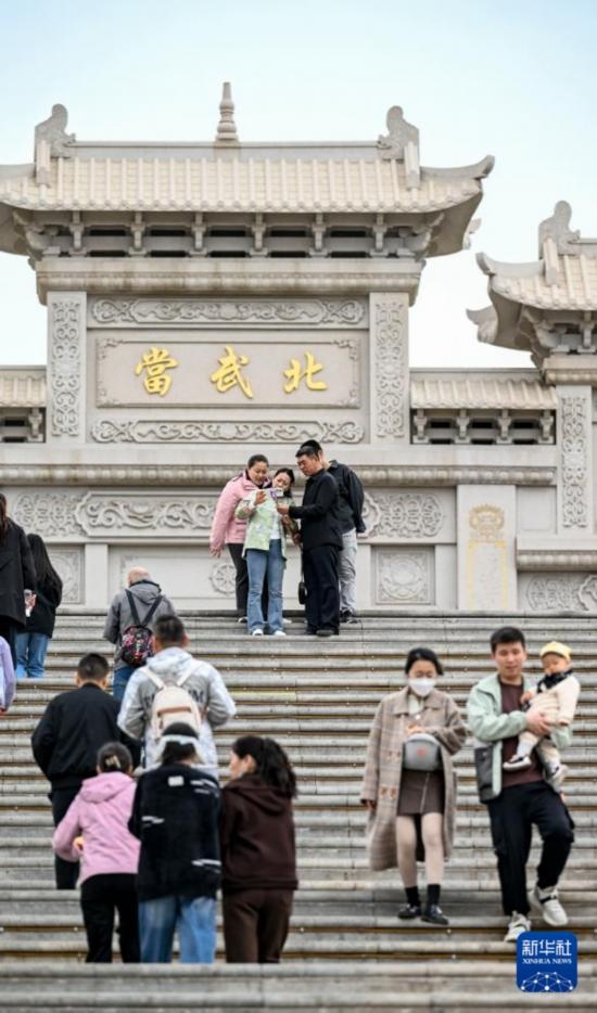 4月5日，游客在寧夏石嘴山市北武當(dāng)生態(tài)旅游區(qū)游玩、拍照。新華社記者 馮開華 攝