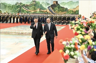 △2024年3月25日，習(xí)近平主席在北京人民大會堂同來華進(jìn)行國事訪問的瑙魯總統(tǒng)阿迪昂舉行會談。這是會談前，習(xí)近平主席在人民大會堂北大廳為阿迪昂總統(tǒng)舉行歡迎儀式。