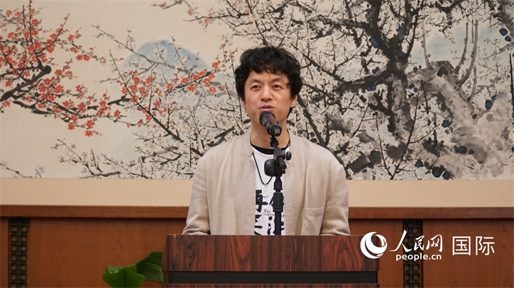 影片導(dǎo)演竹內(nèi)亮致辭。人民網(wǎng) 蔣曉辰攝