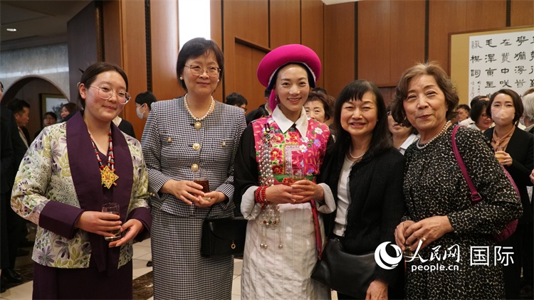 來賓與茨姆等人熱烈交流并合影留念。人民網(wǎng) 蔣曉辰攝
