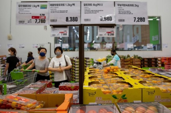 2022年7月9日，人們在韓國高陽市一家超市水果區(qū)購物。新華社記者王益亮攝
