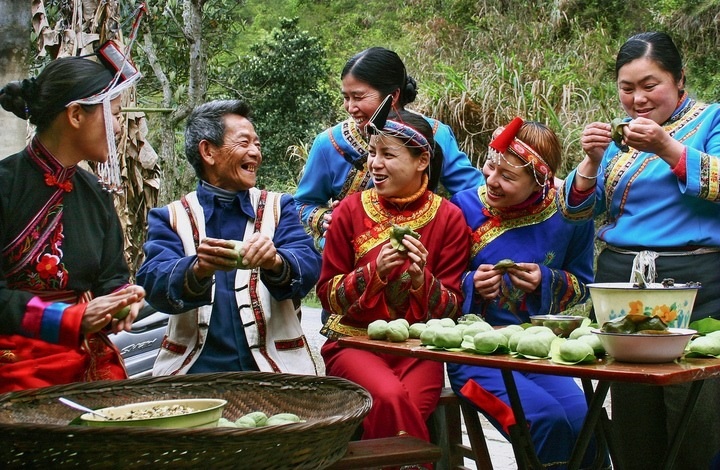 畬族群眾一起做清明果。供圖 共享聯(lián)盟·景寧