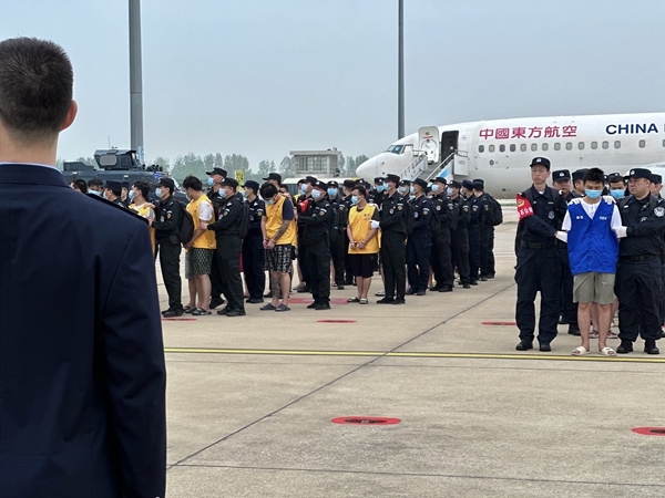 中國籍涉賭詐違法犯罪嫌疑人從柬埔寨被押解回國。人民網(wǎng)記者 郝萍攝