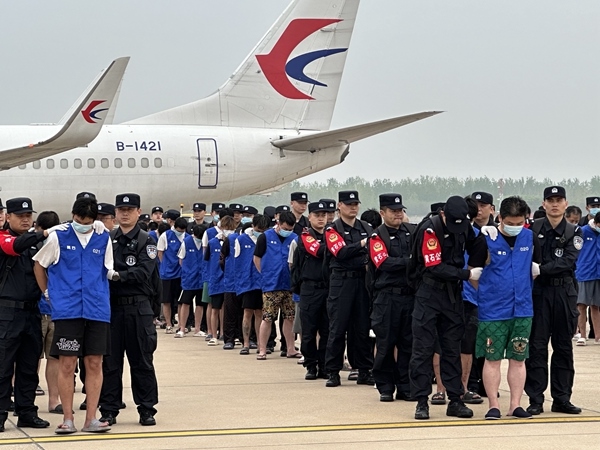 中國籍涉賭詐違法犯罪嫌疑人從柬埔寨被押解回國。人民網(wǎng)記者 郝萍攝