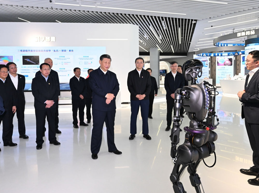 2023年11月28日下午，習(xí)近平總書記在上海浦東新區(qū)張江科學(xué)城參觀上?？萍紕?chuàng)新成果展。