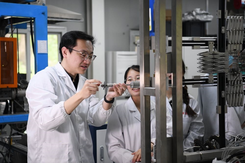 2024年4月6日，在位于安徽合肥的中國(guó)科學(xué)技術(shù)大學(xué)，安徽省先進(jìn)功能高分子薄膜工程實(shí)驗(yàn)室團(tuán)隊(duì)成員朱健和（左）在和同事討論實(shí)驗(yàn)設(shè)備的設(shè)計(jì)方案。