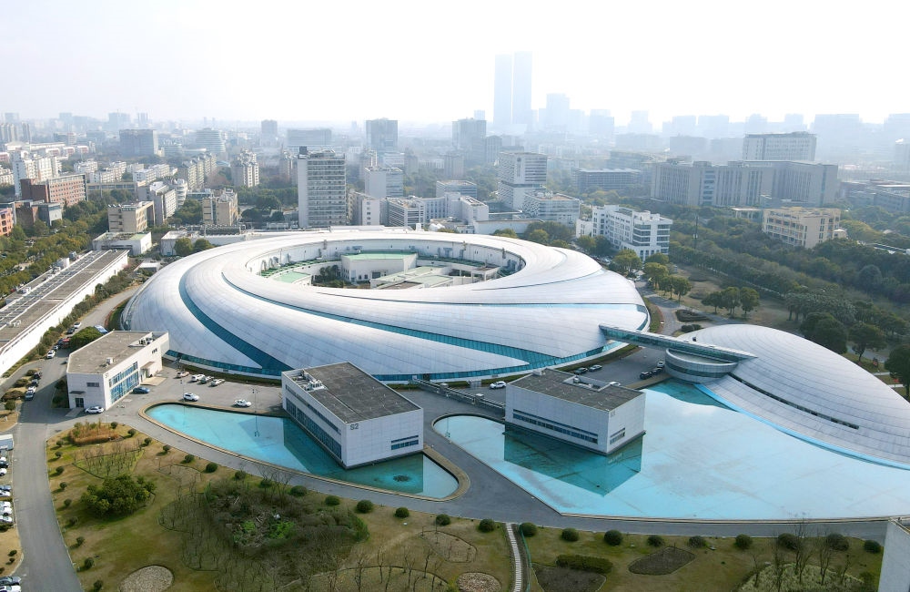 空中俯瞰位于上海張江科學(xué)城的上海光源（2024年2月27日攝，無人機(jī)照片）。