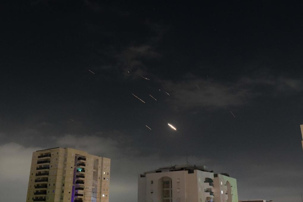這是4月14日凌晨在以色列特拉維夫上空拍攝的以色列防空系統(tǒng)啟動(dòng)攔截的畫面。新華社發(fā)（托默·諾伊貝格攝/基尼圖片社）